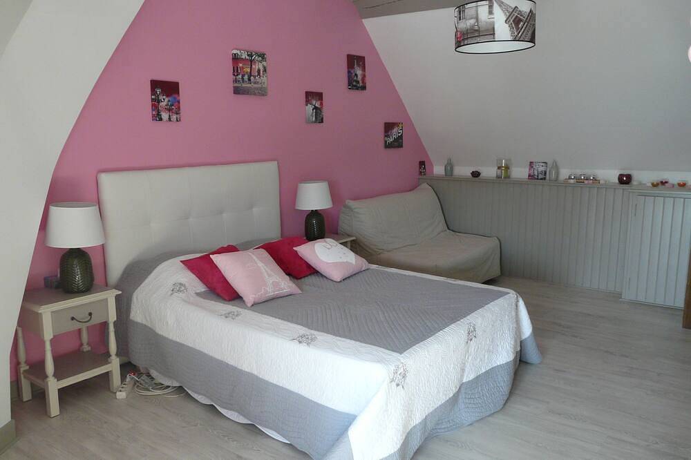 Guest Rooms In Beautiful Restored House with 3 Bedrooms - 5 beds - 12 pers in Onzain, Région de Blois