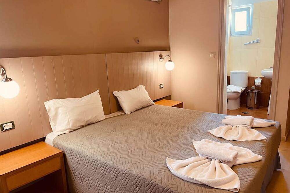 Du Sud Star Villa - 40meters to beach. Sleeps 8. in Platanias, Chania und Umgebung