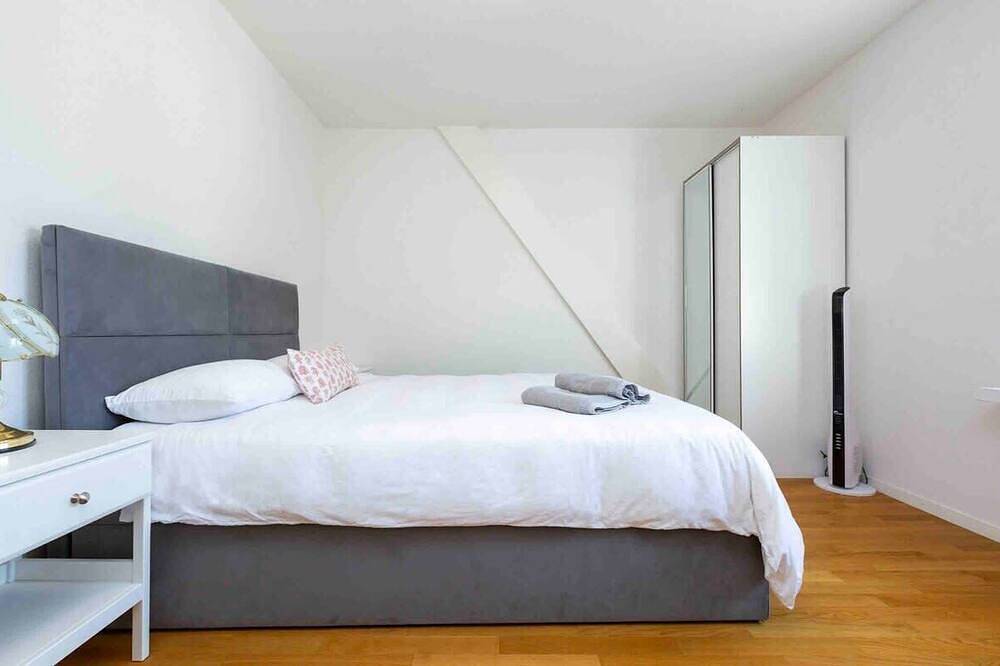 Entire apartment, Guest Fave Downtown 2-Br Loft Apartment 5B in Zurich, Zurich district