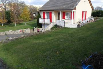 Cottage pour 4 personnes, avec terrasse ainsi que jacuzzi et jardin à Aydat