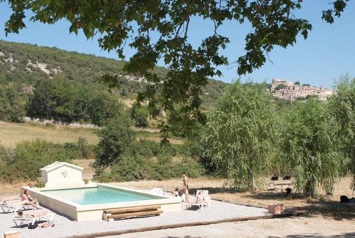 Location de vacances pour 5 personnes, avec terrasse ainsi que piscine et jardin à Simiane-la-Rotonde - 3