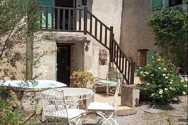 Location de vacances pour 4 personnes, avec jacuzzi et jardin à Souel