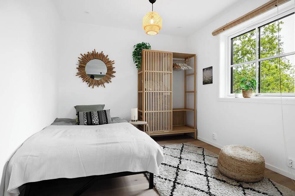 Stylish 2Br Retreat with Sauna & Large Terrace in Stora Lundby distrikt, Lerum