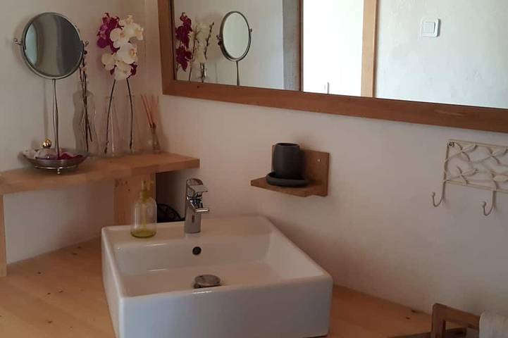 Gîte pour 2 personnes, avec terrasse ainsi que piscine et jardin à Viens - 4