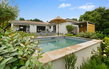 Gîte pour 6 personnes, avec terrasse et piscine à Saint-Laurent-des-Arbres