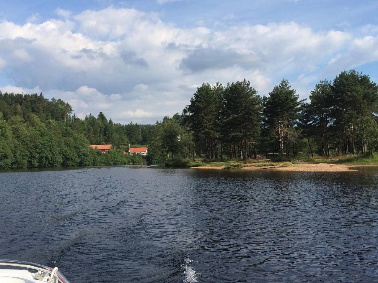 Mit Blick auf das Wasser in Mandal 