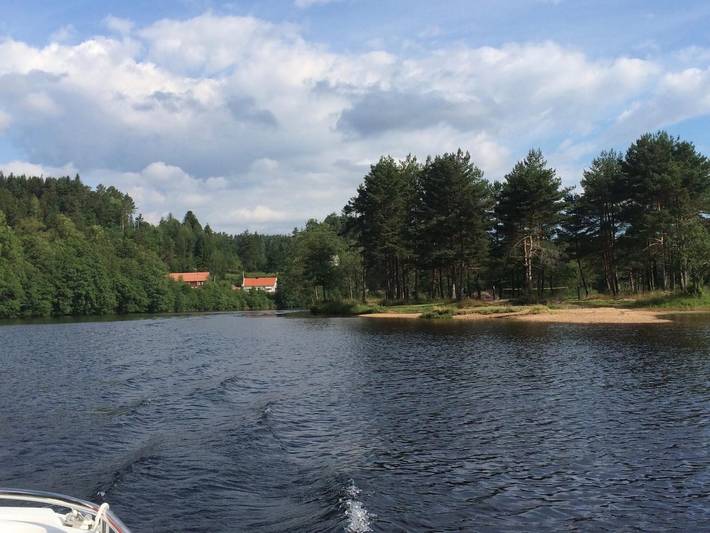 Mit Blick auf das Wasser in Mandal