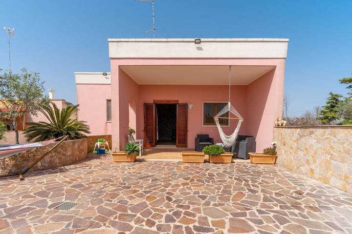 Apartamento inteiro, Apartamento de férias Amare 1 perto da praia com terraço e jardim cobertos in Torre Specchia Ruggeri, Melendugno
