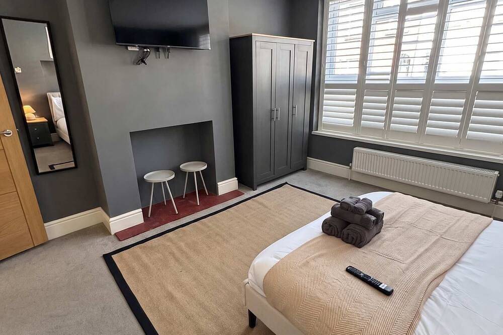 Bright 2-Bed Garden Flat, Central Guildford in Guildford, Surrey