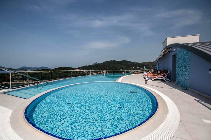 Hôtel pour 3 personnes, avec vue ainsi que jardin et piscine