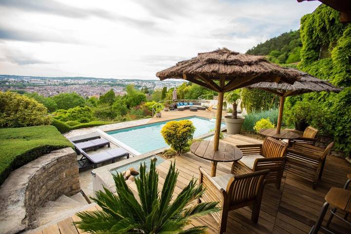 Location de vacances pour 2 personnes, avec Jacuzzi et Terrasse ainsi que Jardin et Piscine à Besançon