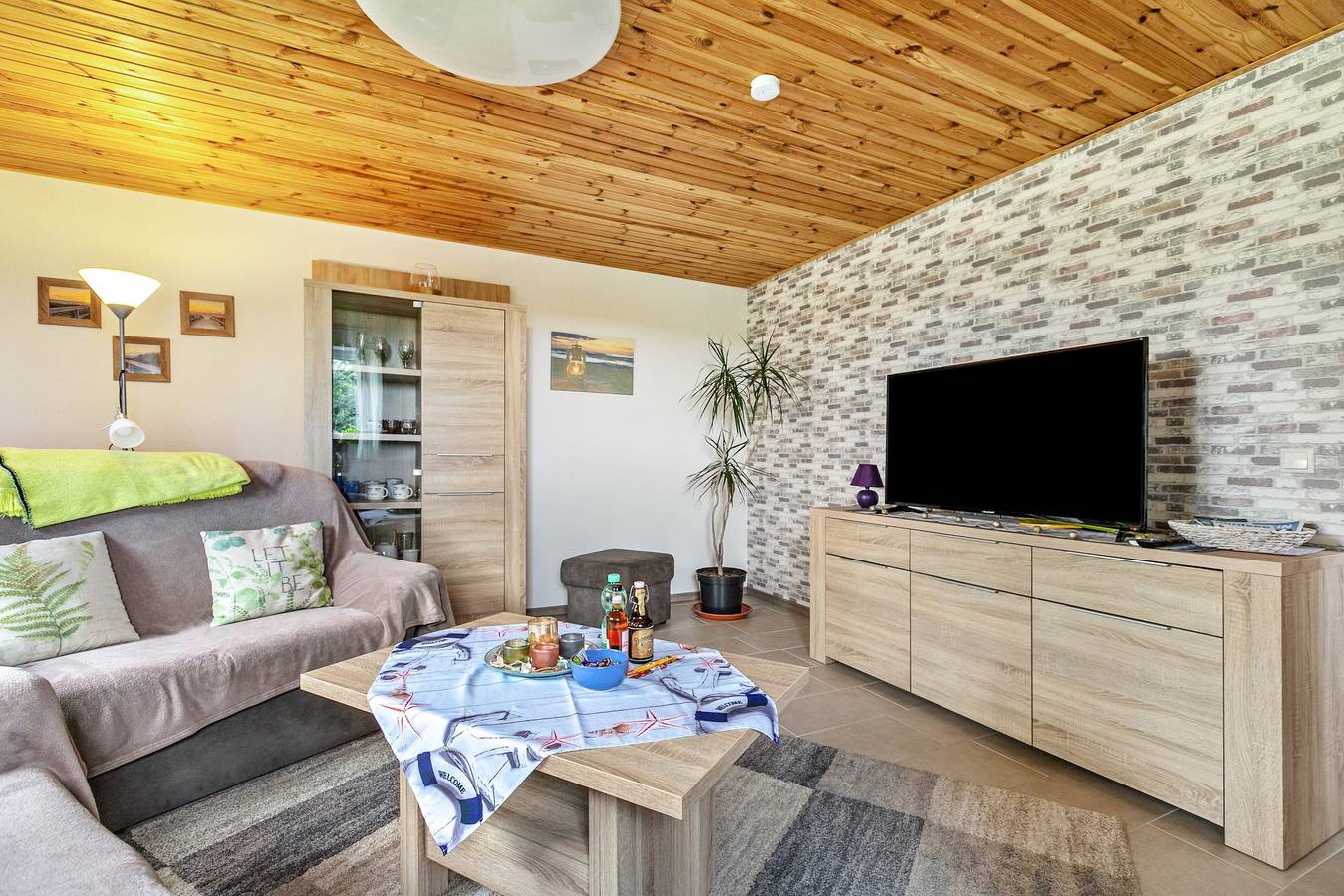 Ganze Wohnung, Ferienwohnung " Ostwind " im Reetdachhaus mit Garten und Wlan in Wesselburener Deichhausen, Nordseeküste