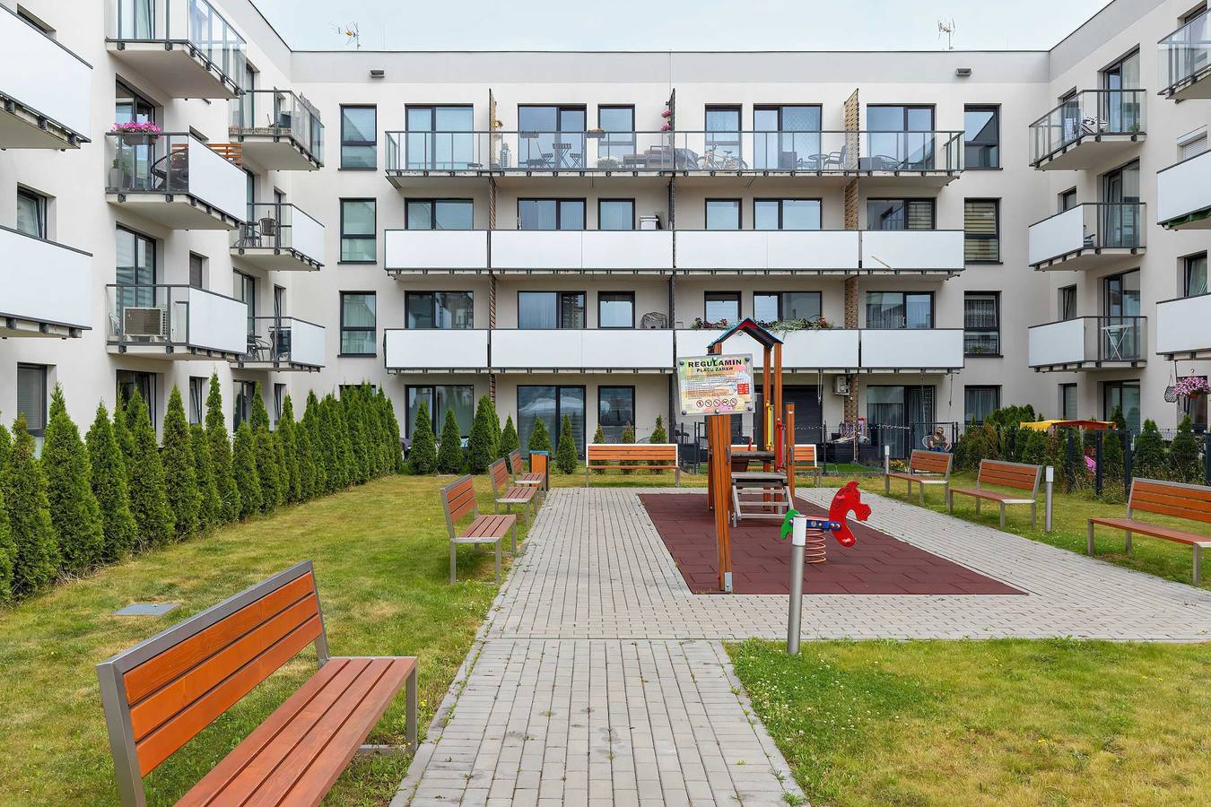 Hel leilighet, Nadmorskie Tarasy 15   Gdynia   White and Grey Apartment   Parking   Desk   Balcony in Gdynia, Trippelbyen