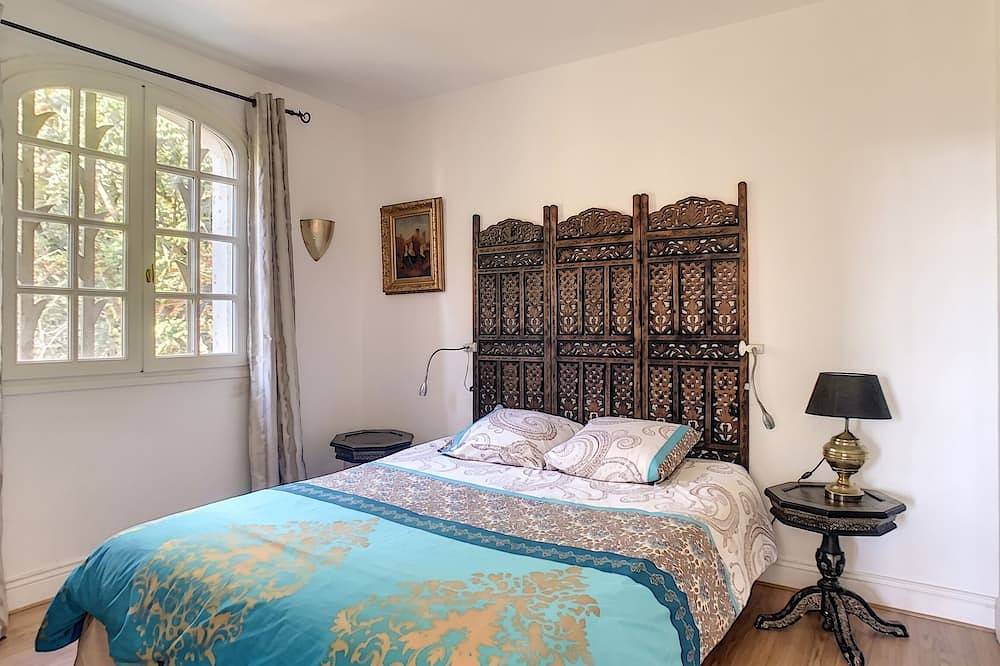 Exclusive Secluded Villa: Truffle Oak Forest, Private Pool & Panoramic Lake View in Lissac-sur-Couze, Brive-la-Gaillarde und Umgebung