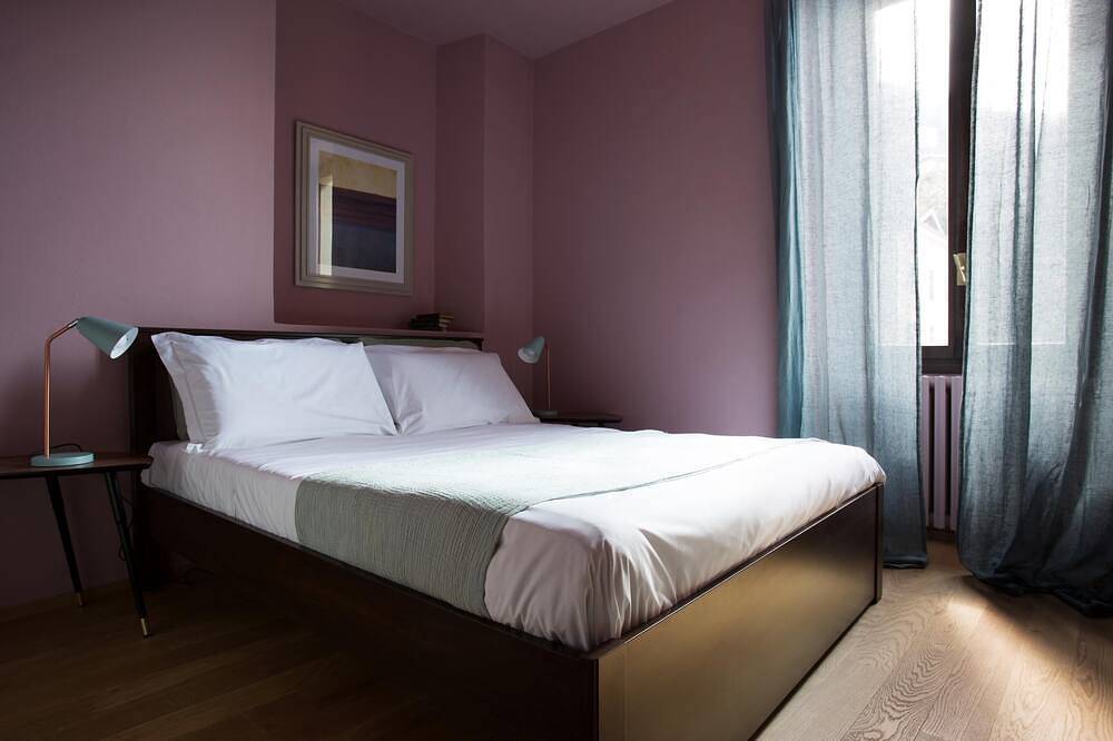 Hel lejlighed, Suite \"Barbo\" at 2 steps from the lake - Resort with lounge bar, swimming pool and beach in Riva (Faggeto Lario), Faggeto Lario