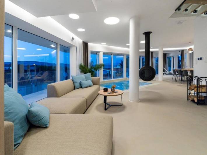Ferienhaus für 8 Personen, mit Terrasse und Pool