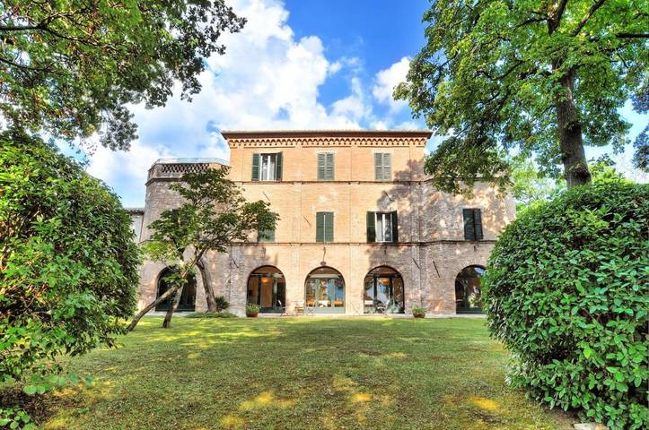 Agriturismo per 2 persone, con Idromassaggio e Terrazza nonché Giardino e Piscina a Matelica