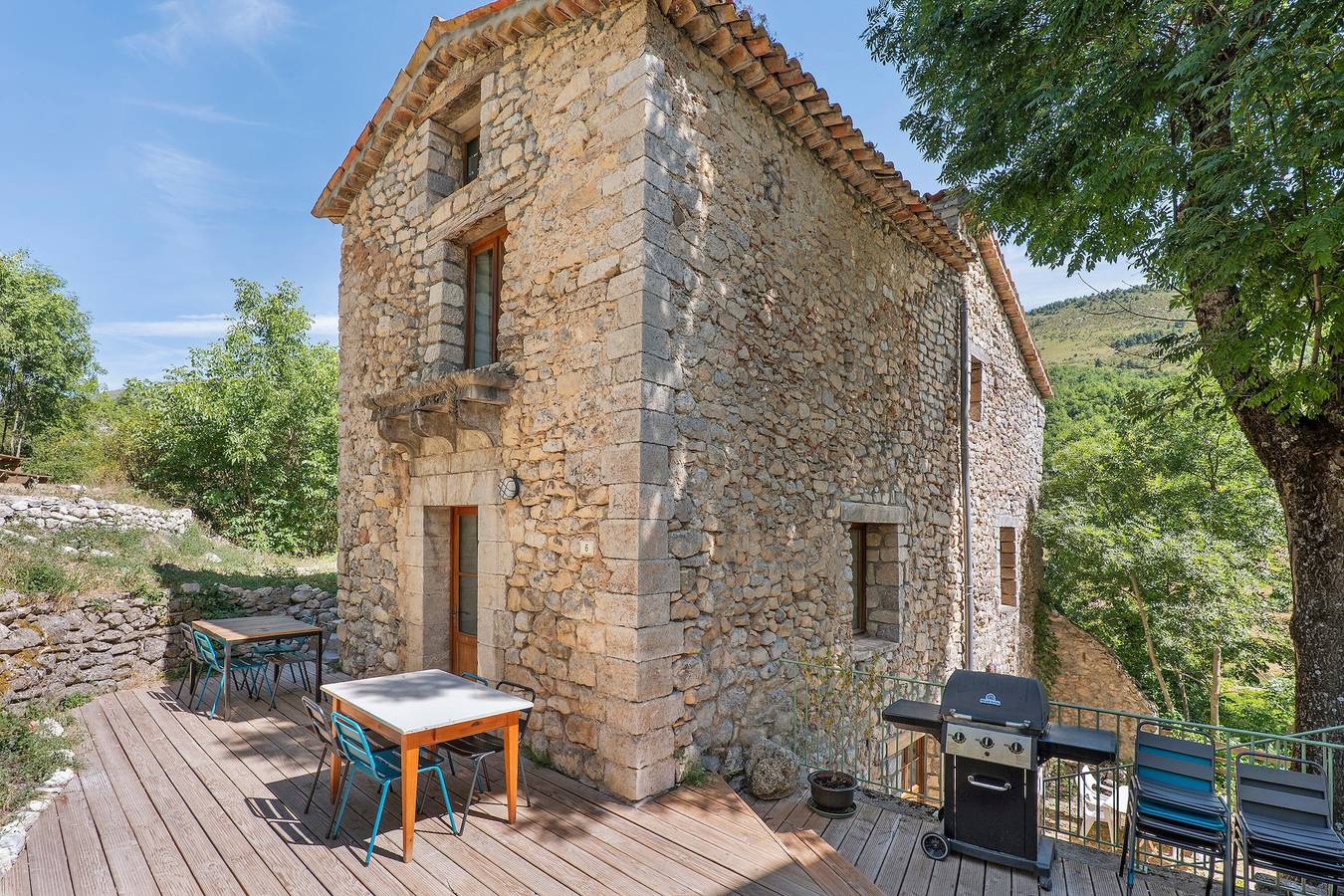 Chambre « Chambre Jaune » avec vue montagne, terrasse partagée et jardin partagé in Blieux, Alpes-de-Haute-Provence