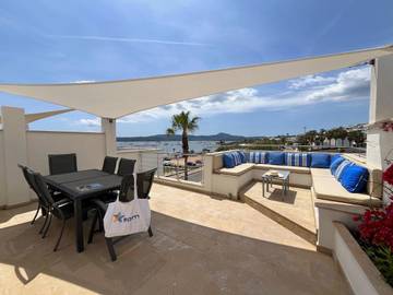 Location de vacances pour 6 personnes, avec piscine et bassin pour enfant ainsi que vue et terrasse à Fornells