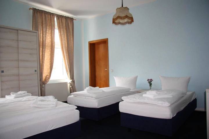 Hotel für 3 Personen, mit Terrasse und Garten in Heidesee - 2