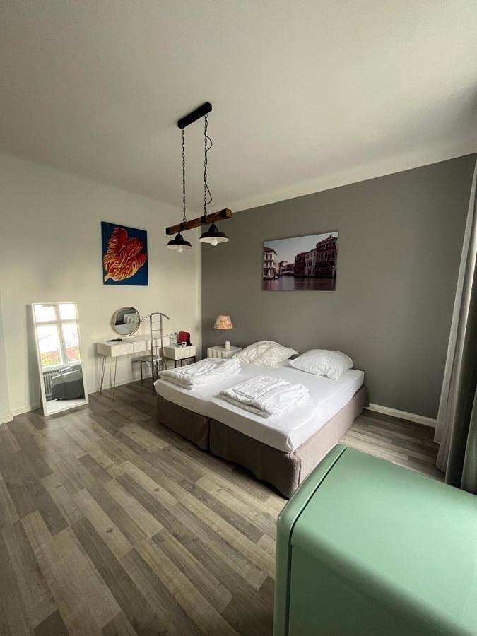 Ferienwohnung für 23 Personen, mit Whirlpool und Terrasse sowie Garten in Wilmersdorf Berlin