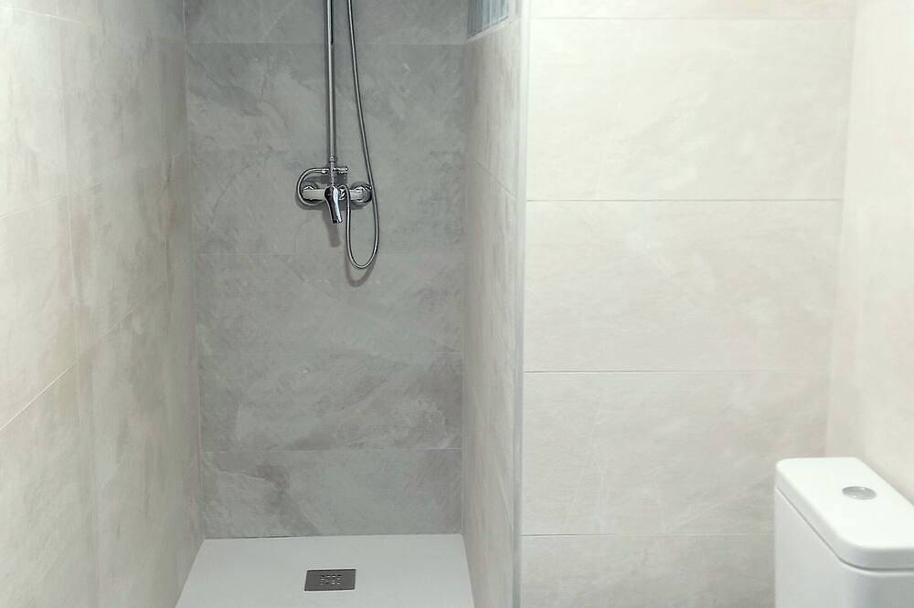 Entire apartment, Apartment for 4 in villa, satellite Tv, garden, pool, 10 min. walk to the beach in Altafulla, Costa Dorada