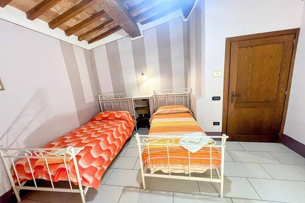 Entire apartment, Apt 2 : air-con/2 bedrms/1 bathrm/wifi/car not essential/Spoleto centre 0.7 kms in Spoleto, Perugia Province