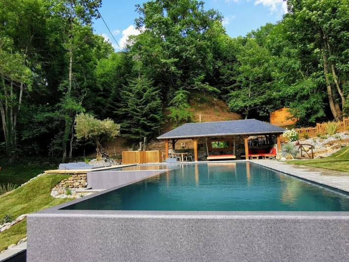Gîte pour 10 personnes, avec Terrasse et Jardin ainsi que Bassin pour enfant et Piscine