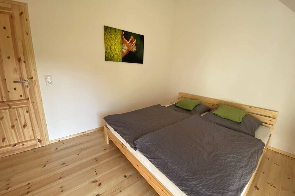 Ganze Wohnung, Ferienwohnung im Dachgeschoss in großzügigem Haus mit Hof und Garten in Muldestausee, Dübener Heide
