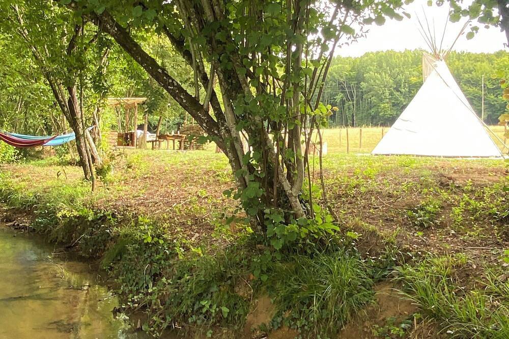Tipi Sioux en pleine nature in Bitry, Nièvre