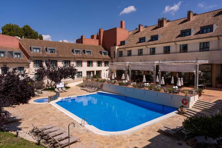 Hôtel pour 3 personnes, avec piscine ainsi que vue et jardin