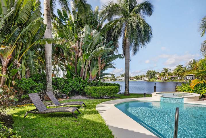 Vacation rental for 8 people, with yard and balcony as well as pool and lake view, kid friendly in Pompano Beach