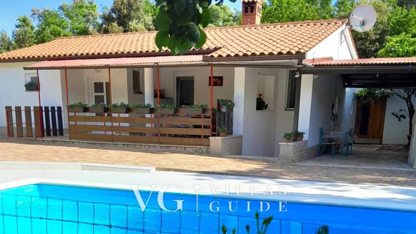 Ferienhaus für 4 Personen, mit Garten und Terrasse in Sisan