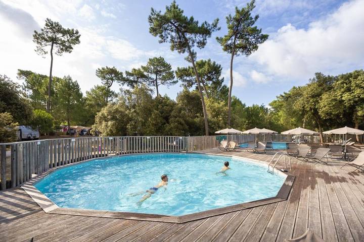 Location de vacances pour 5 personnes, avec terrasse et piscine, animaux acceptés dans Petite Plage Saint Trojan Les Bains - 3