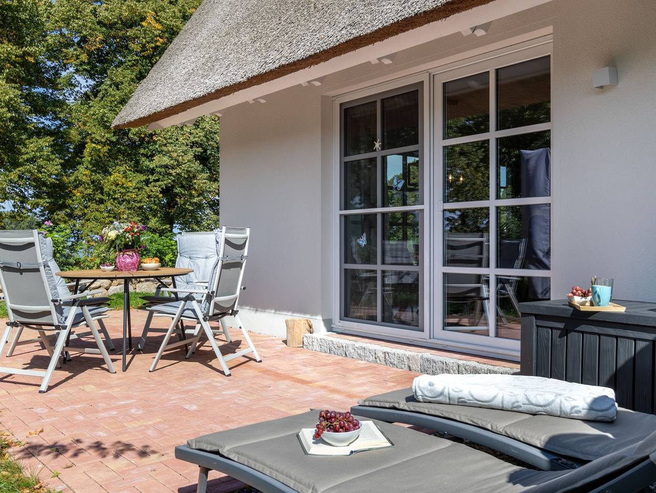 Dünenrose und Tuttelduuv unter Reet mit Kamin und Garten - Dünenrose unter Reet mit Kamin und Garten in Pepelow, Salzhaff