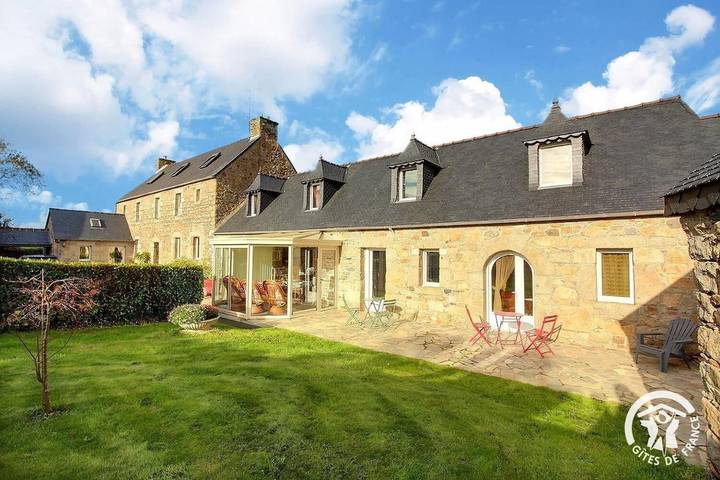 Chambre d’hôte pour 3 personnes, avec jacuzzi et jardin ainsi que piscine et terrasse, animaux acceptés à Lézardrieux