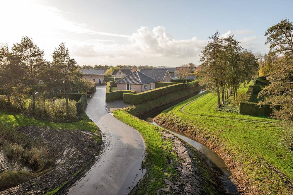 Familienhaus - Garten eingezäunt mit Nadelbäumen- in der Nähe des Wattenmeeres in Franekeradeel, Niederländische Nordsee