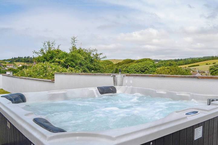 Cottage for 10 people, with hot tub and garden in Portpatrick