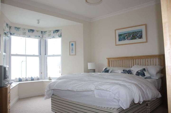 Ganze Wohnung, Stunning Sea Views Sleeps 4  in  lovely 2 bed, 2 bath show flat, garage included in Cornwall