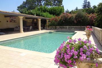 Gîte pour 6 personnes, avec jardin ainsi que piscine et terrasse à Jonquières