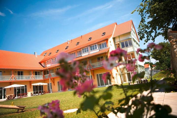 Hotel, mit Terrasse und Garten sowie Sauna in Nördlingen