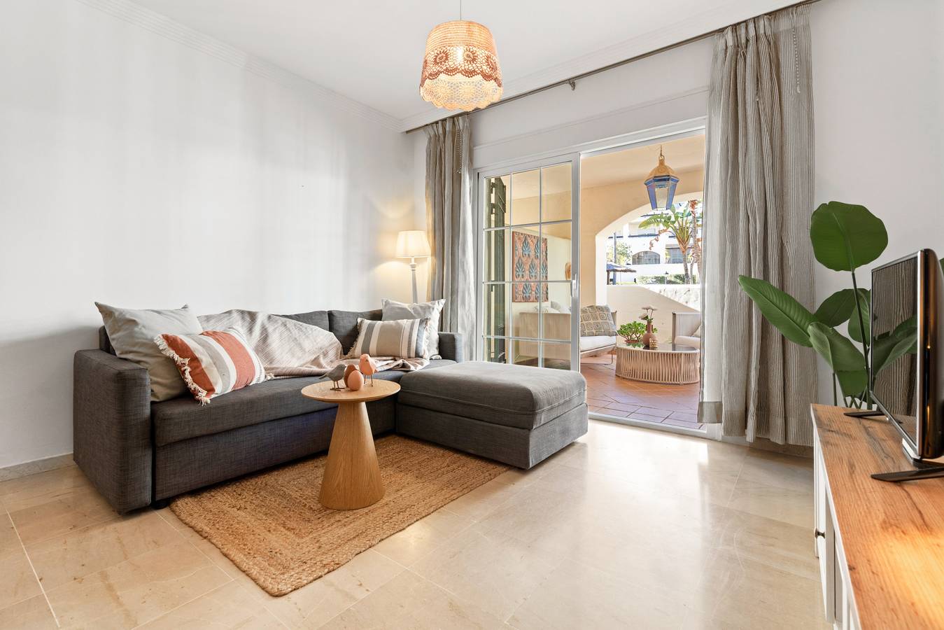 Appartement entier, 8. Duquesa – Ground Floor with Two Big Terraces &  in Sabinillas, Manilva