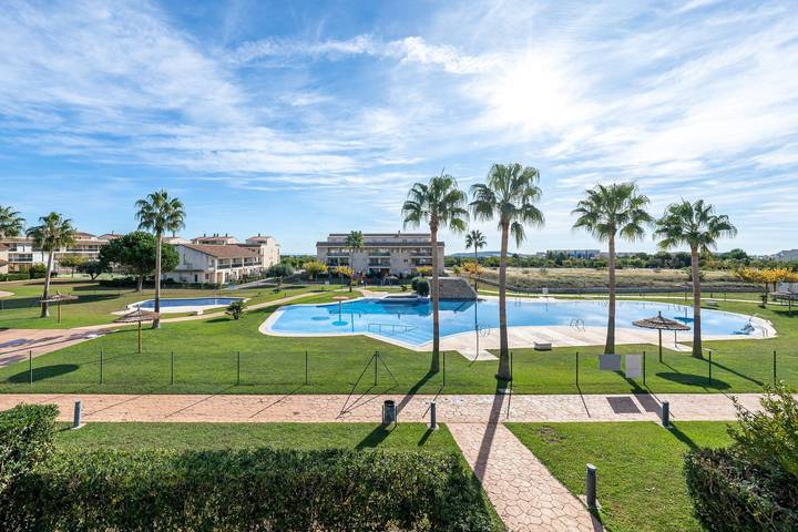 Apartamento para 6 personas, con Balcón y Jacuzzi además de Jardín y Piscina para niños en San Jorge