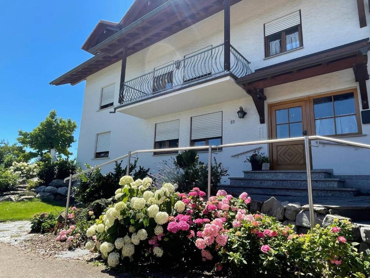 Appartement 'Bergchalet Mirabell - Fewo Weitblick' met uitzicht op de bergen, gedeelde tuin en Wi-Fi, foto 13