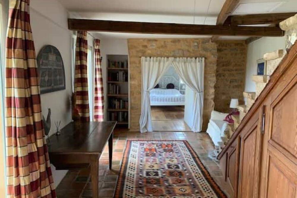 Traditional Beaujolais farmhouse with Private Pool - sleeps 8 in Charnay, Beaujolais