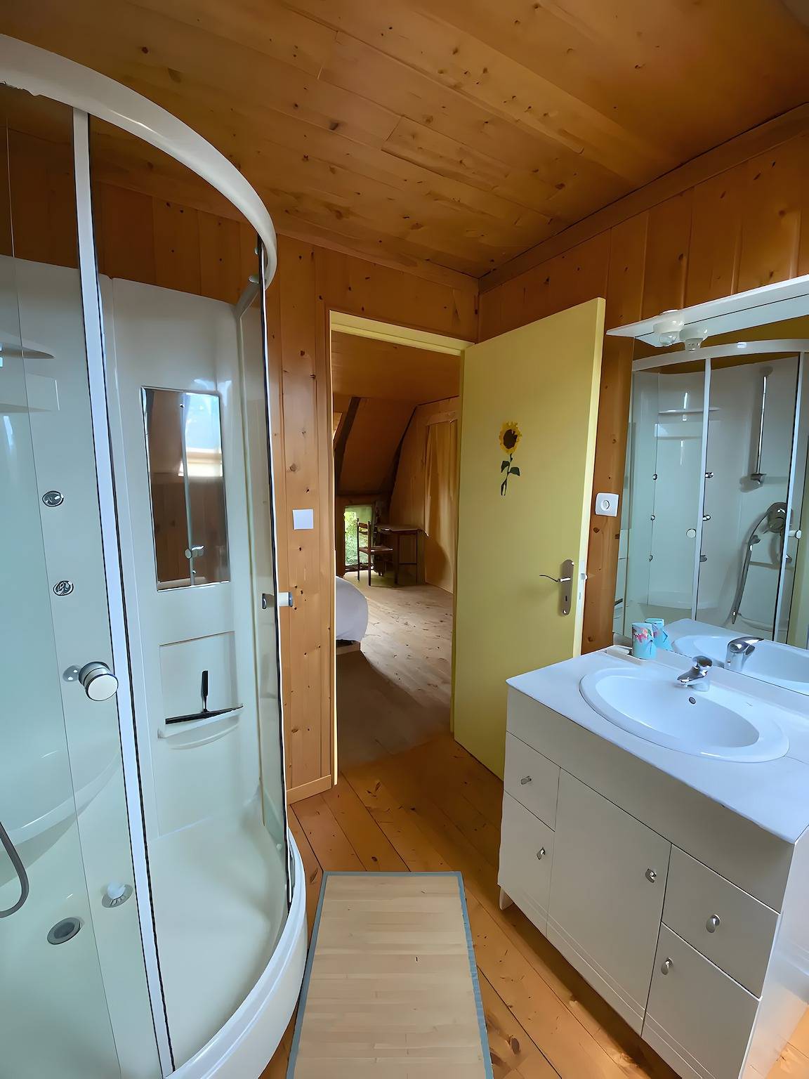 Chambre d’hôtes "Tournesol" de La Ruche , écrin de nature et de tranquillité in Région de Mauriac