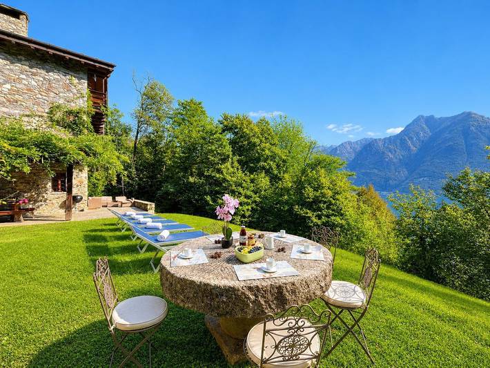 Ferienhaus für 10 Personen, mit Balkon und Terrasse sowie Garten und Seeblick in Gemeinde Sorico, Comer See