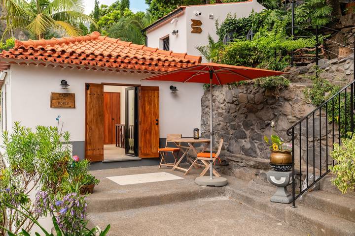 Holiday Home 'Edele's House' with Mountain View, Private Terrace and Wi-Fi in Pináculo, Tabua