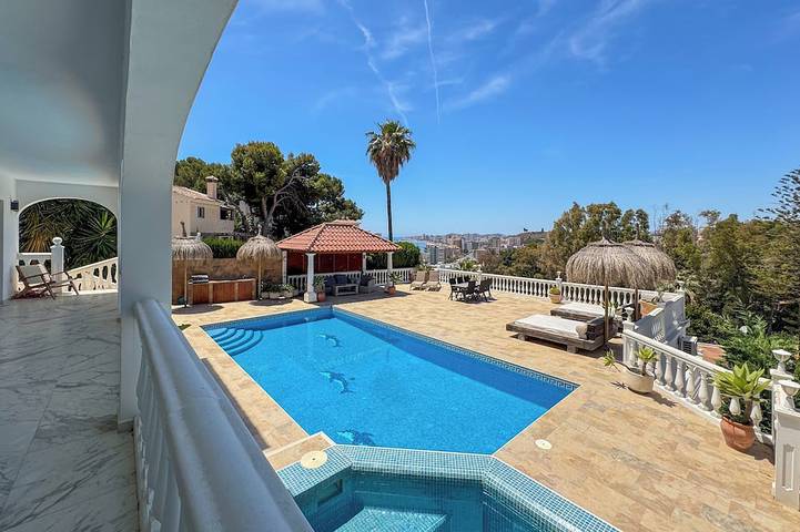 Villa for 16 people, with pool and hot tub in Fuengirola