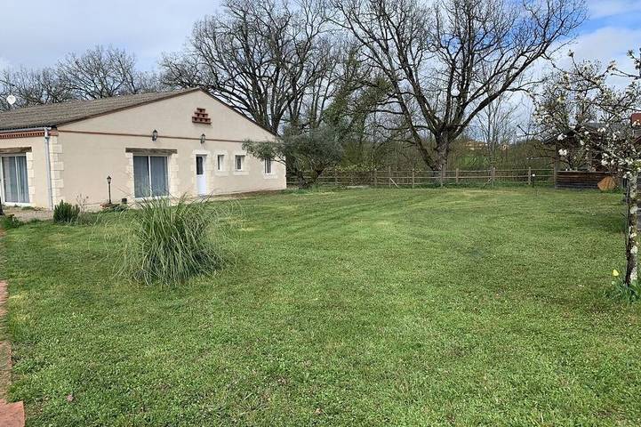 Location de vacances pour 7 personnes, avec jardin à Taïx